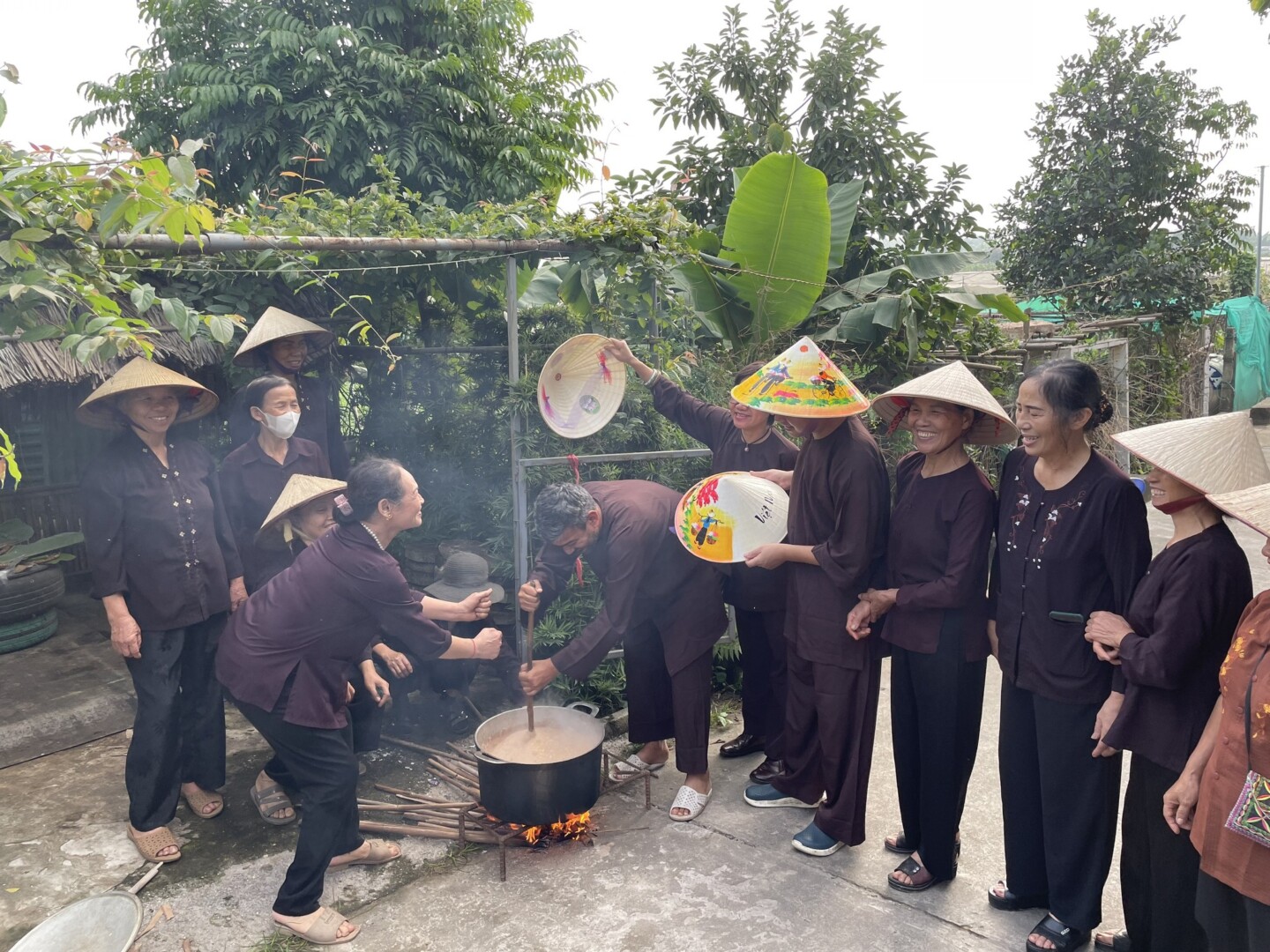 Nấu bánh đúc Giang Biên